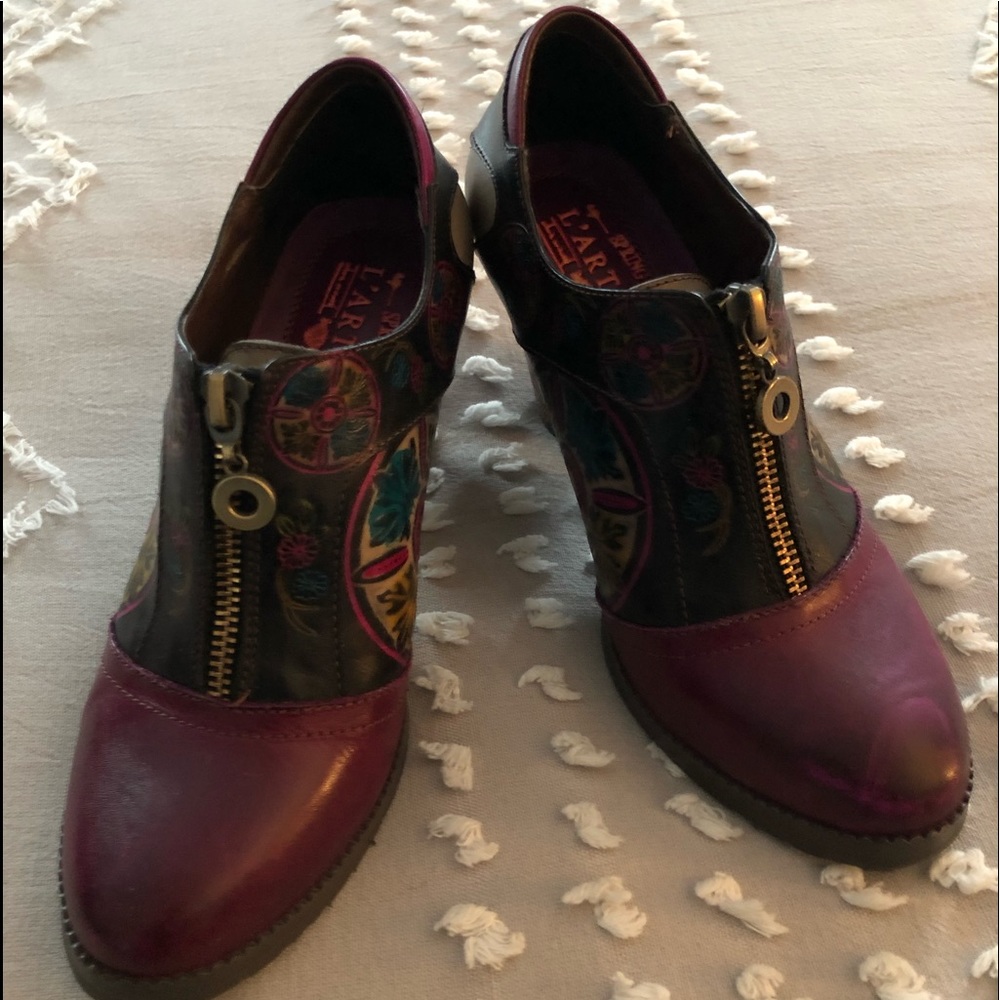 Beautiful like.new shoes, comfortable, love the colors